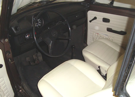 Innenraum des VW Käfer 1303 Cabrio