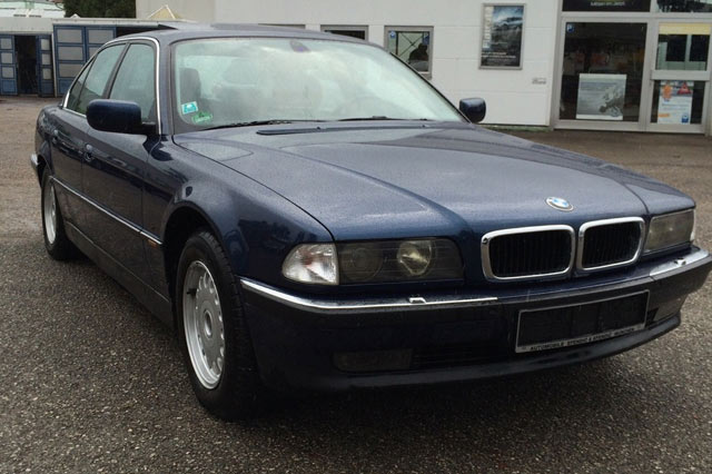 BMW 735i blau
