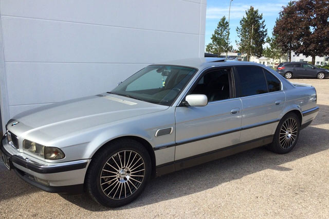 BMW 735i silbern