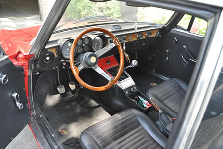 Innenraum des roten Alfa Romeo 2000