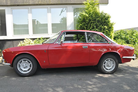 Roter Alfa Romeo 2000