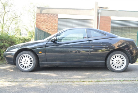 Alfa Romeo GTV in schwarz zur Versteigerung