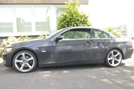 Schwarzes Cabrio BMW 325i