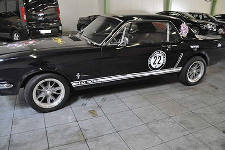 Schwarzer Ford Mustang Coupe