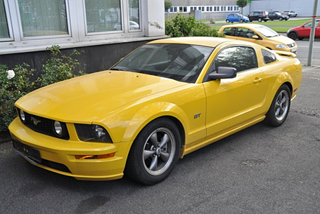 Ford Mustang GT in gelb zur Versteigerung