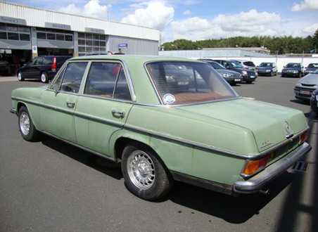 Grüner Mercedes Benz 230