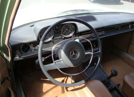 Innenraum des Mercedes 230