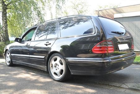 schwarzer Mercedes Benz E430 T