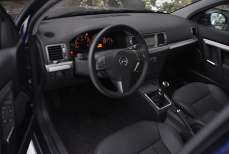 Innenraum blauer Opel Vectra
