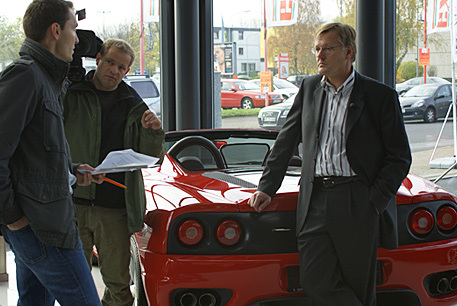 Tv-Aufnahmen mit Ferrari im Pfandhaus in Krefeld Ferrari und Pfandhaus