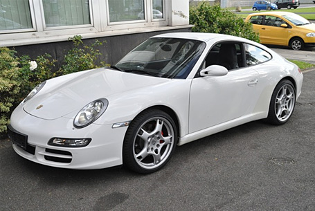 Weißer Porsche 911 (997) zur Kfz-Versteigerung