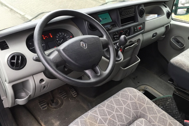 renault-master-pferdetransporter-innenraum