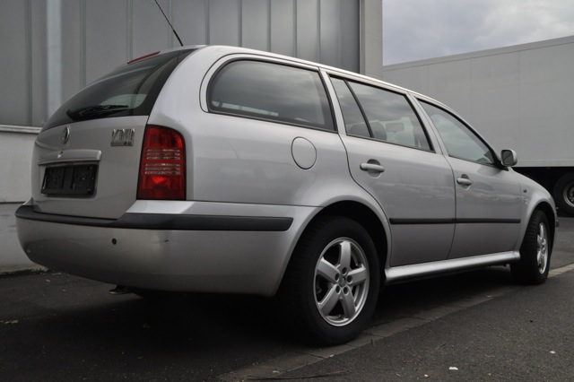 Seitenansicht des silbernen Skoda Octavia Seitenansicht Skoda Octavia