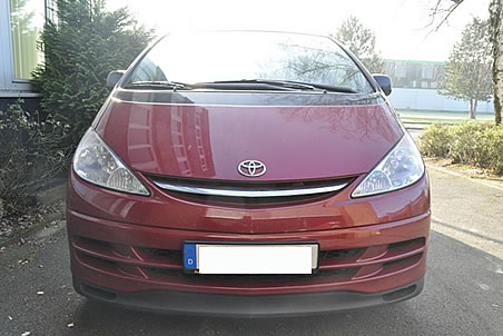 Roter Toyota Previa - Kfz-Versteigerung