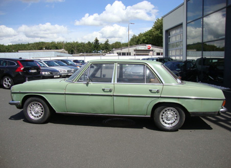Mercedes-Benz 230 zur Versteigerung