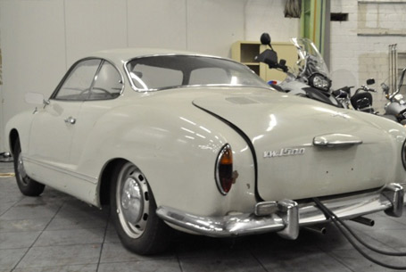 Beiger Volkswagen Karmann Ghia