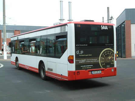 Linienbus in Krefeld mit Heckwerbung fürs Autopfandhaus